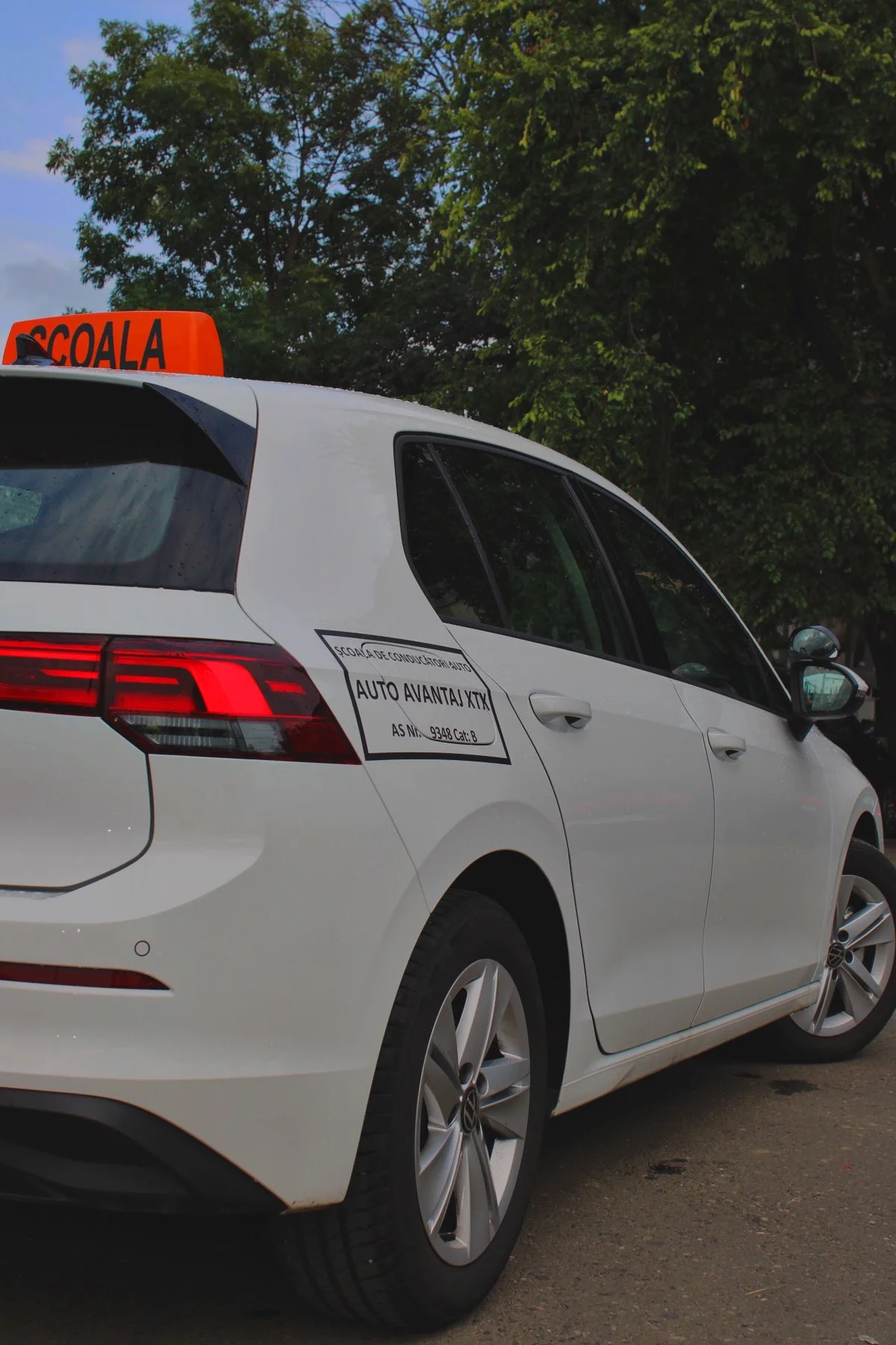 Volkswagen Golf 8 vedere din spate - mașină școală Auto Avantaj Iași